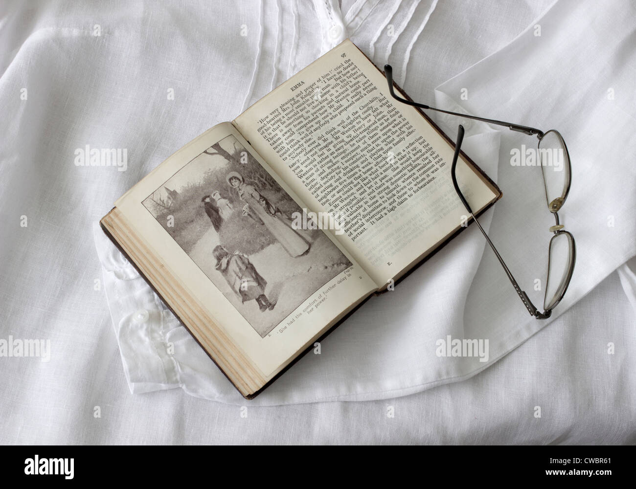 Alte Ausgabe von 'Emma' von Jane Austen auf Leinenbluse abgebildet Stockfoto