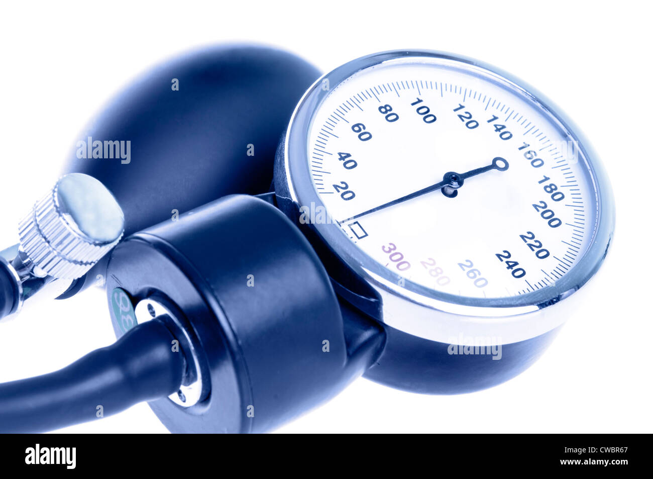 Medizinischen Manometer Nahaufnahme mit einer Glühbirne. Isoliert auf weißem Hintergrund und getönten blau. Stockfoto Medizinischen Manometer Nahaufnahme mit einer Glühbirne. Isoliert auf weißem Hintergrund und getönten blau. Stockfoto