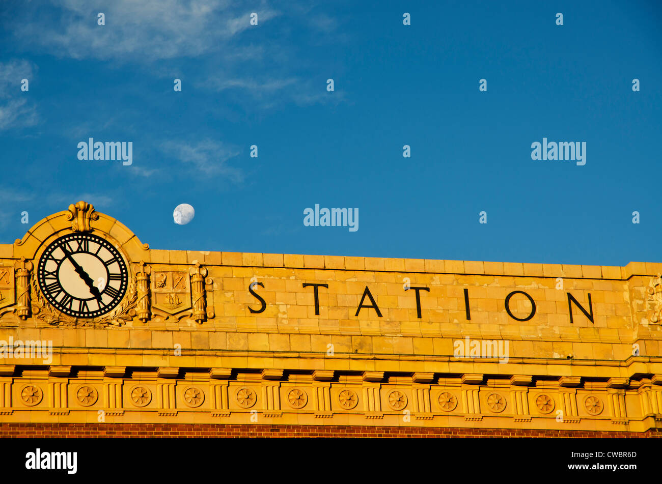Mond über koloniale Bahnhof Gebäude, Auckland, Neuseeland Stockfoto