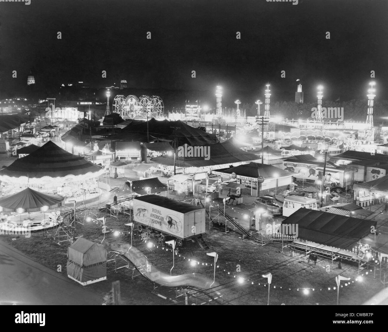Nachtansicht der Zelte und Fahrgeschäfte auf der Kansas kostenlose Messe in Topeka. 1952. Stockfoto