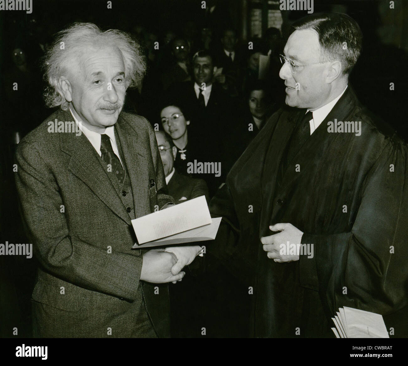 Albert Einstein (1879-1955), sein Zertifikat der amerikanischen Staatsbürgerschaft erhalten. Einstein verließ seine Heimat Deutschland nach der Stockfoto