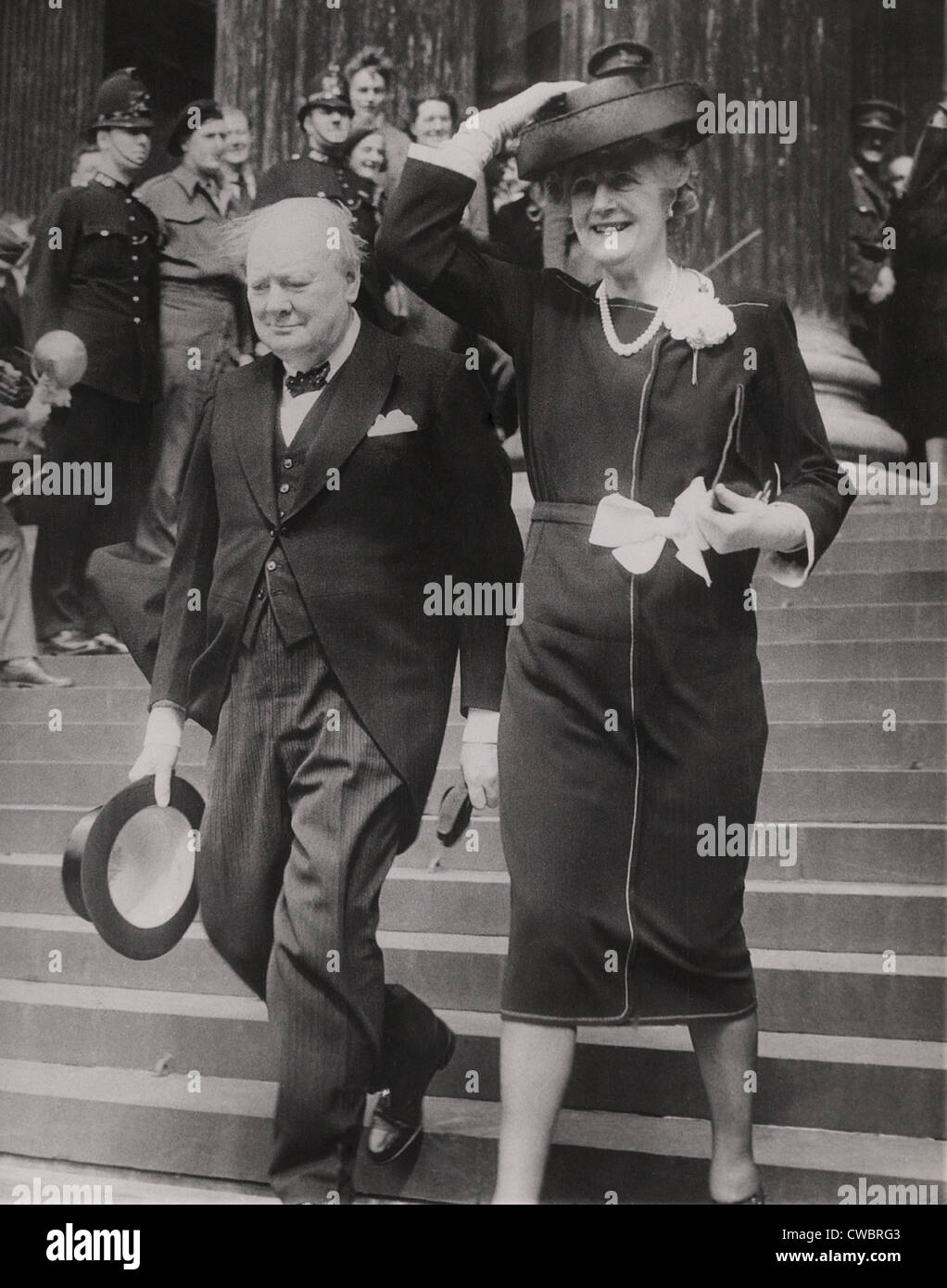 Premierminister Winston Churchill und Frau Churchill verlassen St. Pauls Kathedrale in London nach einem Dankgottesdienst in der Stockfoto