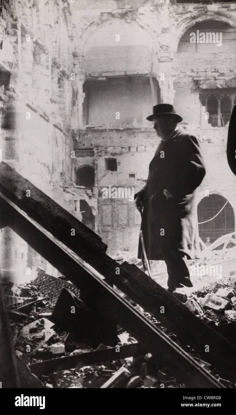 Winston Churchill Inspektion Bombenschäden in das House Of Commons diskutieren Kammer am 11. Mai 1941. Stockfoto