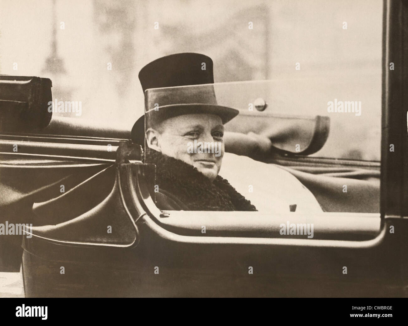 Winston Churchill, verlassen Buckingham Palace nach Erhalt seiner Dichtung des Büros, Kanzler des Finanzministeriums, von König George V. Stockfoto