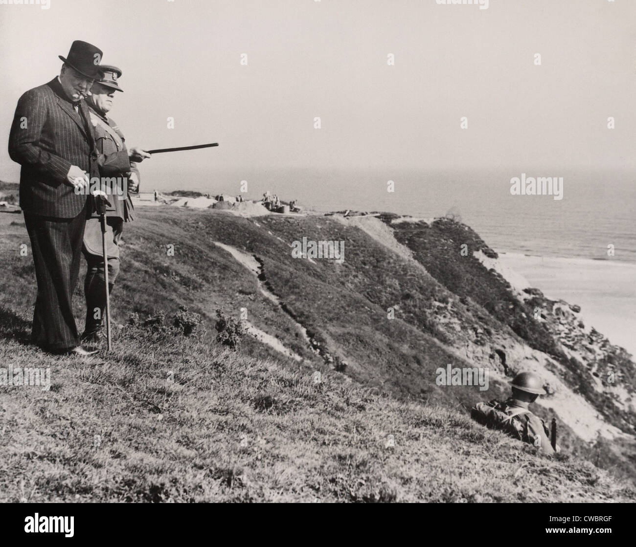 Premierminister Winston Churchill (1874-1965), geleitet von einem Offizier Erhebungen der Küstenbefestigungen entlang Englands Stockfoto