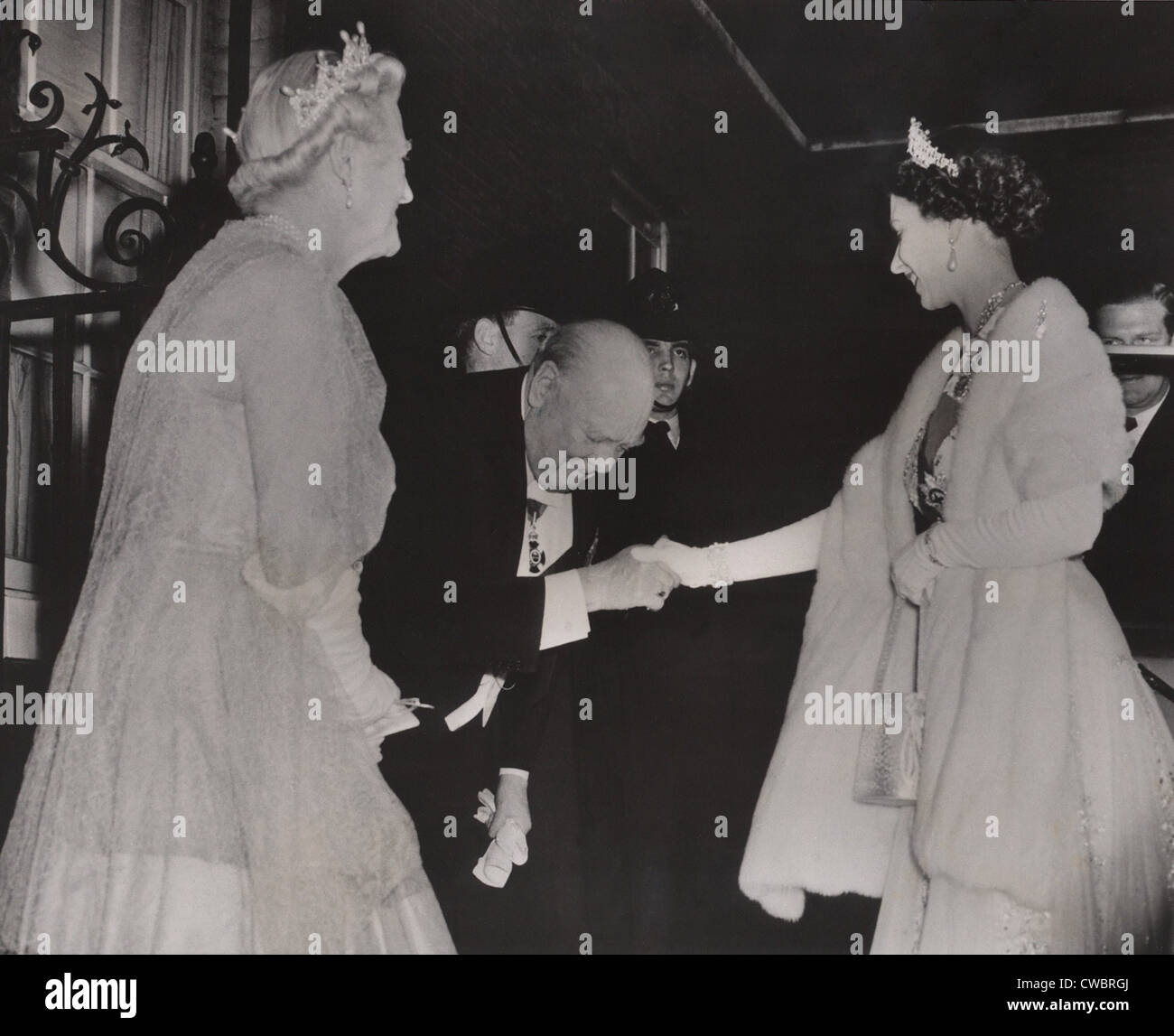 Premierminister Winston Churchill und Lady Churchill verbeugt sich Queen Elizabeth, als sie abends seinen Ruhestand in London ankommt, Stockfoto