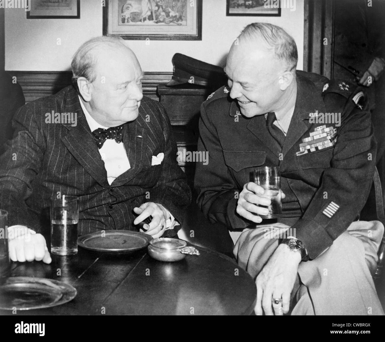 Winston Churchill (1874-1965) und General Eisenhower, genießen Sie einen Drink in der Raleigh Tavern in Colonial Williamsburg, während die Stockfoto