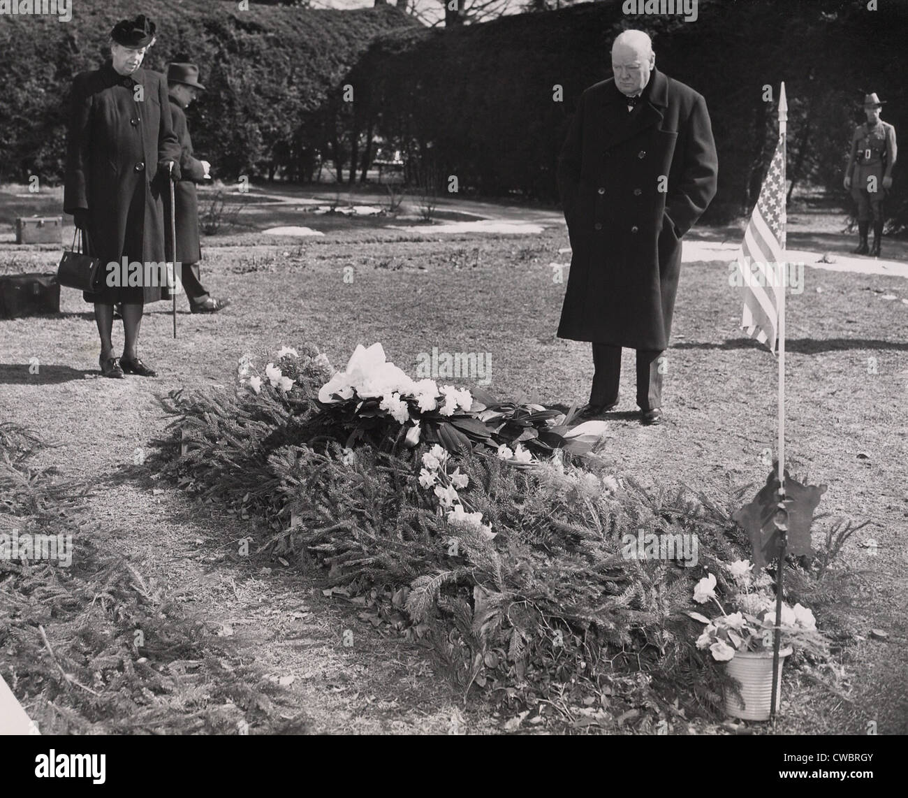 Winston Churchill, ehemaliger britischer Premierminister, mit Eleanor Roosevelt, am Grab des verstorbenen Präsidenten Franklin D. Stockfoto