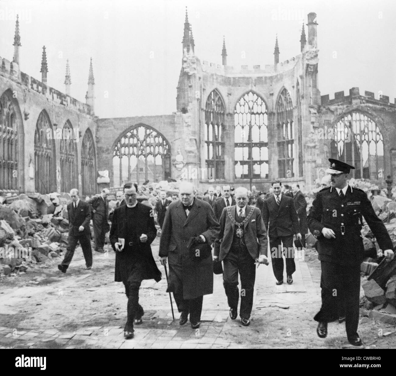 Winston Churchill (1874-1965), Spaziergänge mit Mitgliedern des anglikanischen Klerus durch die Ruinen der Kathedrale von Coventry, die war Stockfoto