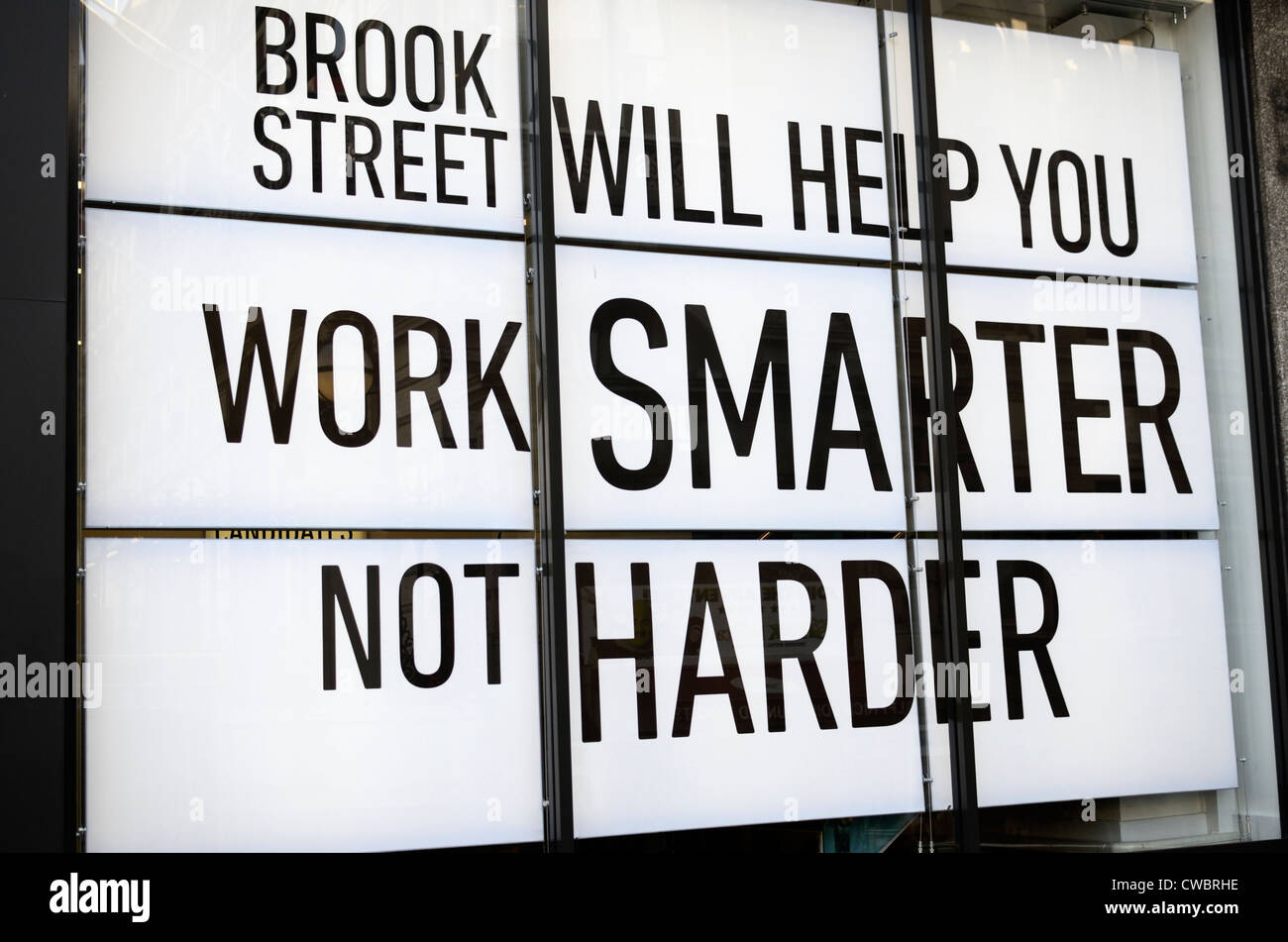 "Work Smarter nicht härter" Zeichen in eine Beschäftigung Recruitment Agentur Fenster Stockfoto