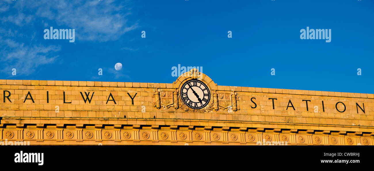 Mond über koloniale Bahnhof Gebäude, Auckland, Neuseeland Stockfoto