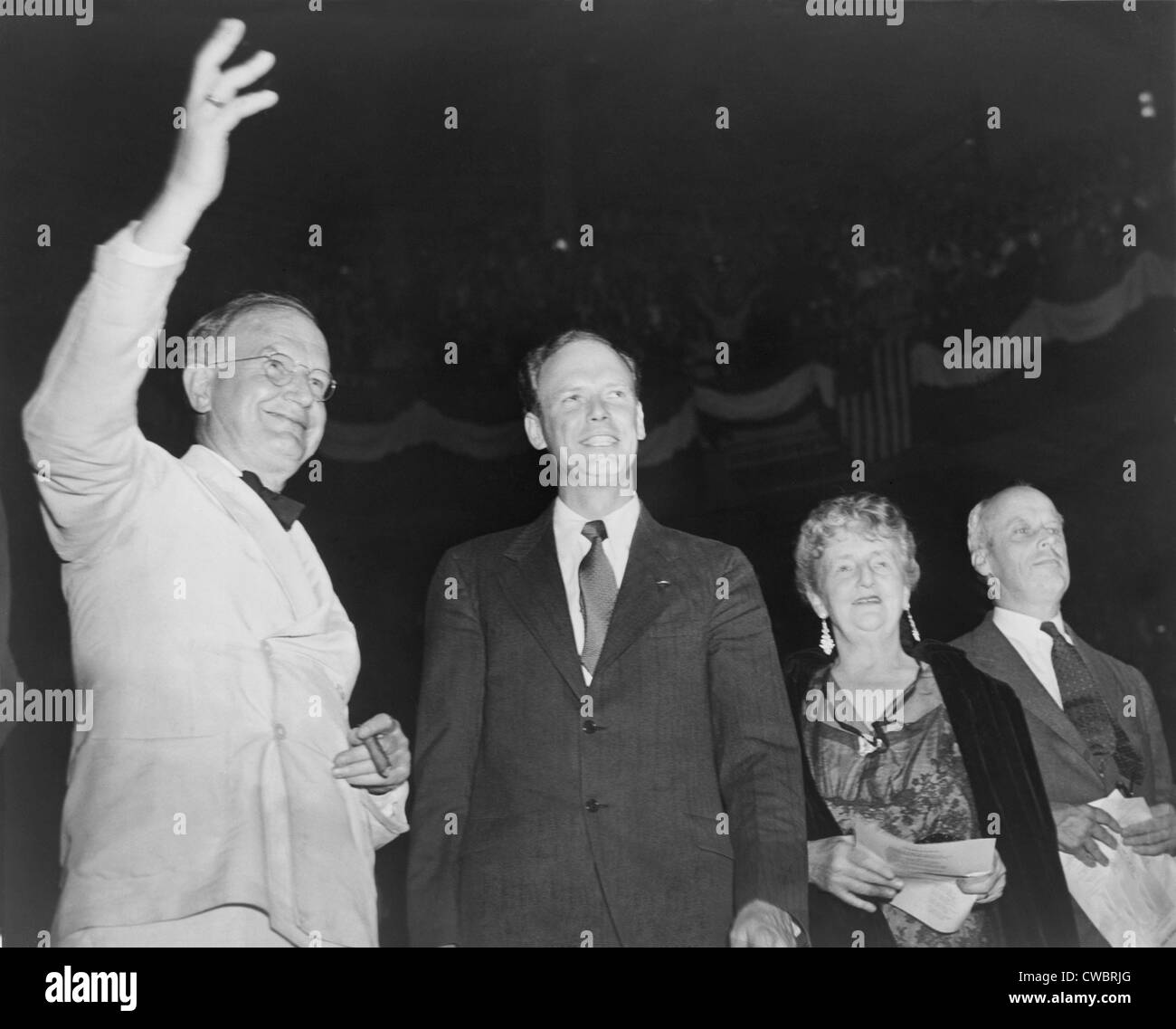 Senator Burton Wheeler, Charles Lindbergh, Kathleen Norris und Sozialist Norman Thomas auf Lautsprecher-Plattform auf einer Kundgebung von der Stockfoto