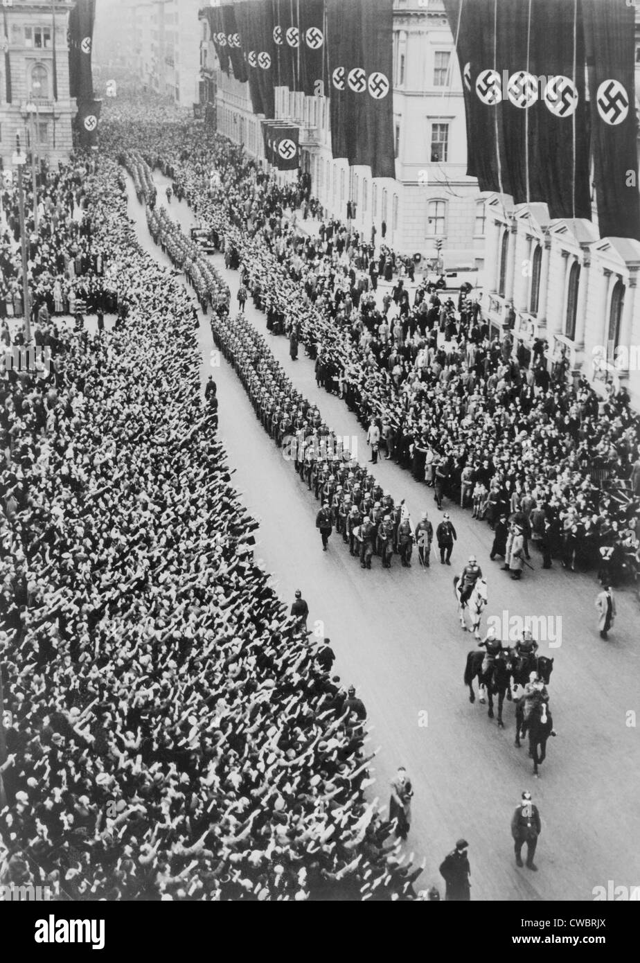 Deutschen Massen während einer Militärparade der Berlin feiert den Anschluss, deutsche Annexion von Österreich 1938 salutieren. Stockfoto