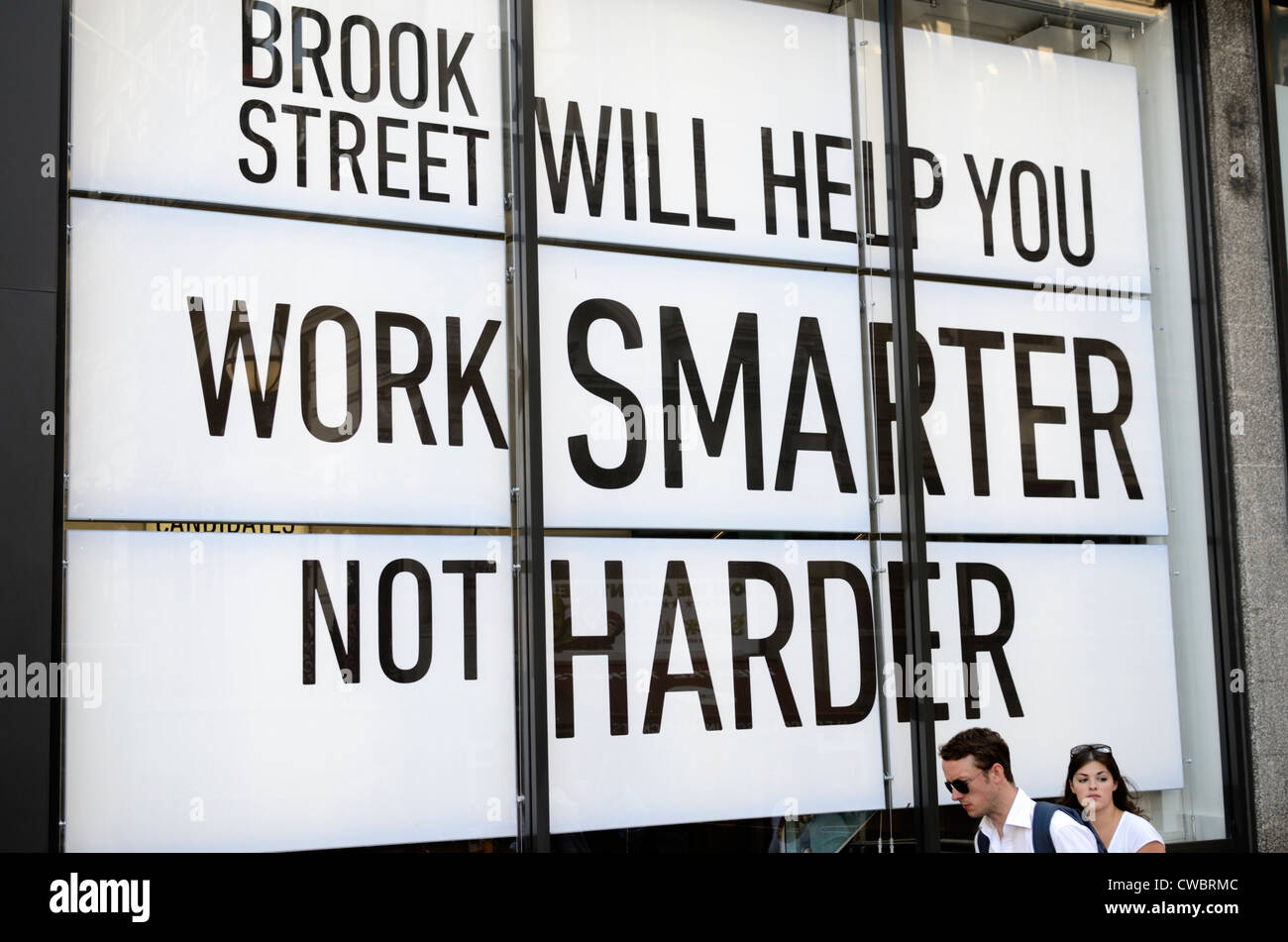 "Work Smarter nicht härter" Zeichen in eine Beschäftigung Recruitment Agentur Fenster Stockfoto