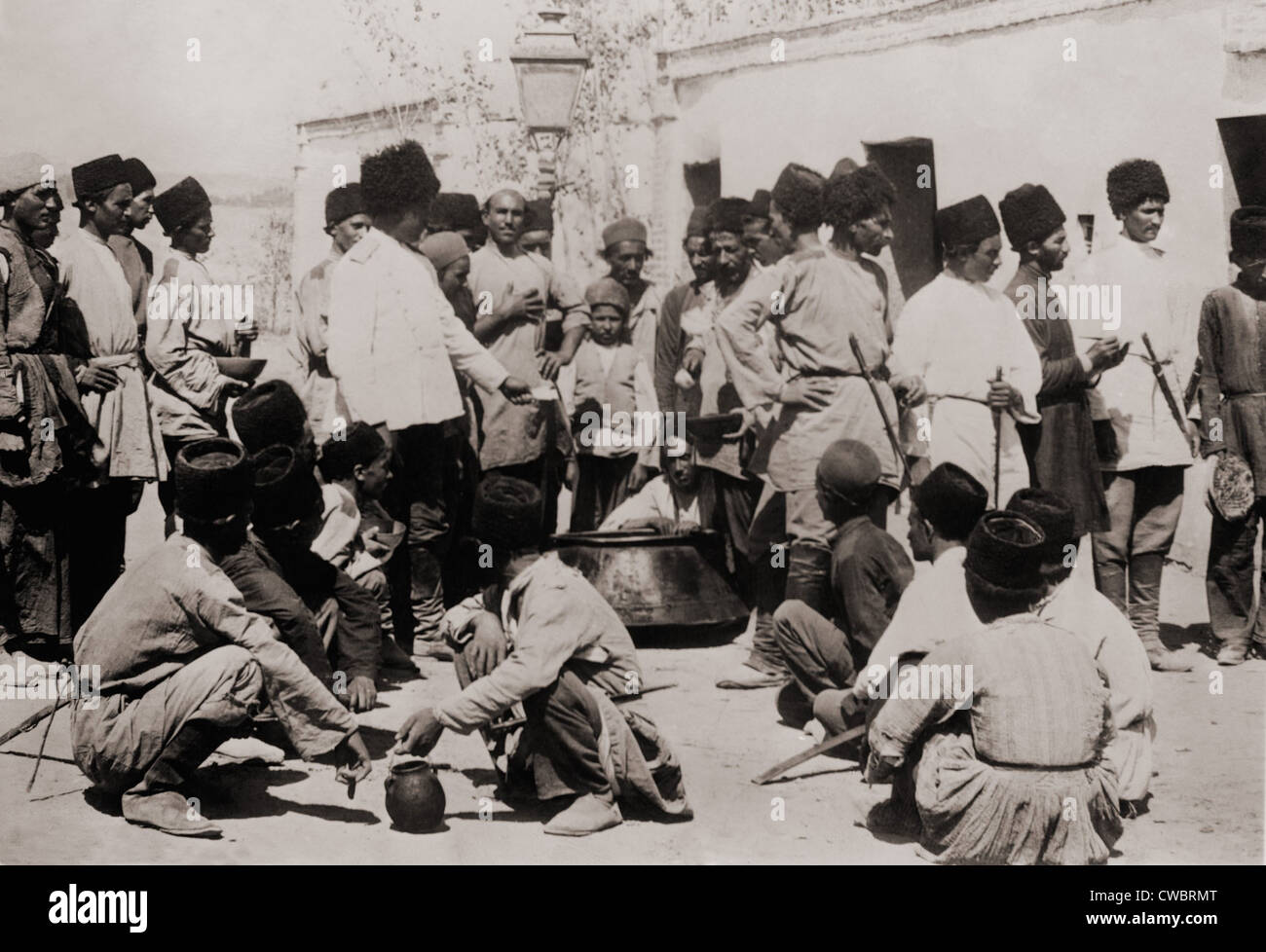 Persische Kosaken-Brigade, Russisch gestylt iranische militärische Elite-Einheit, zu den Mahlzeiten, ca. 1910 gezeigt. Aus ihren Reihen Offizier Stockfoto