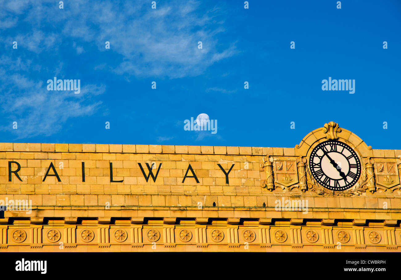 Mond über koloniale Bahnhof Gebäude, Auckland, Neuseeland Stockfoto