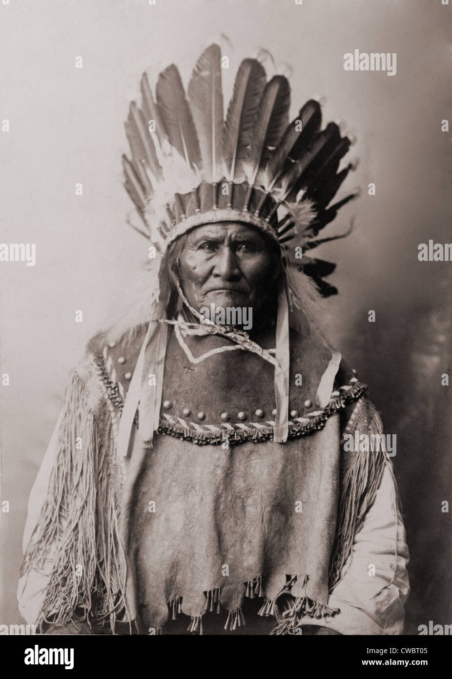Geronimo (1829 – 1909), Chiricahua Apache Krieger in indische Kleidung und Federschmuck. 1907. Stockfoto