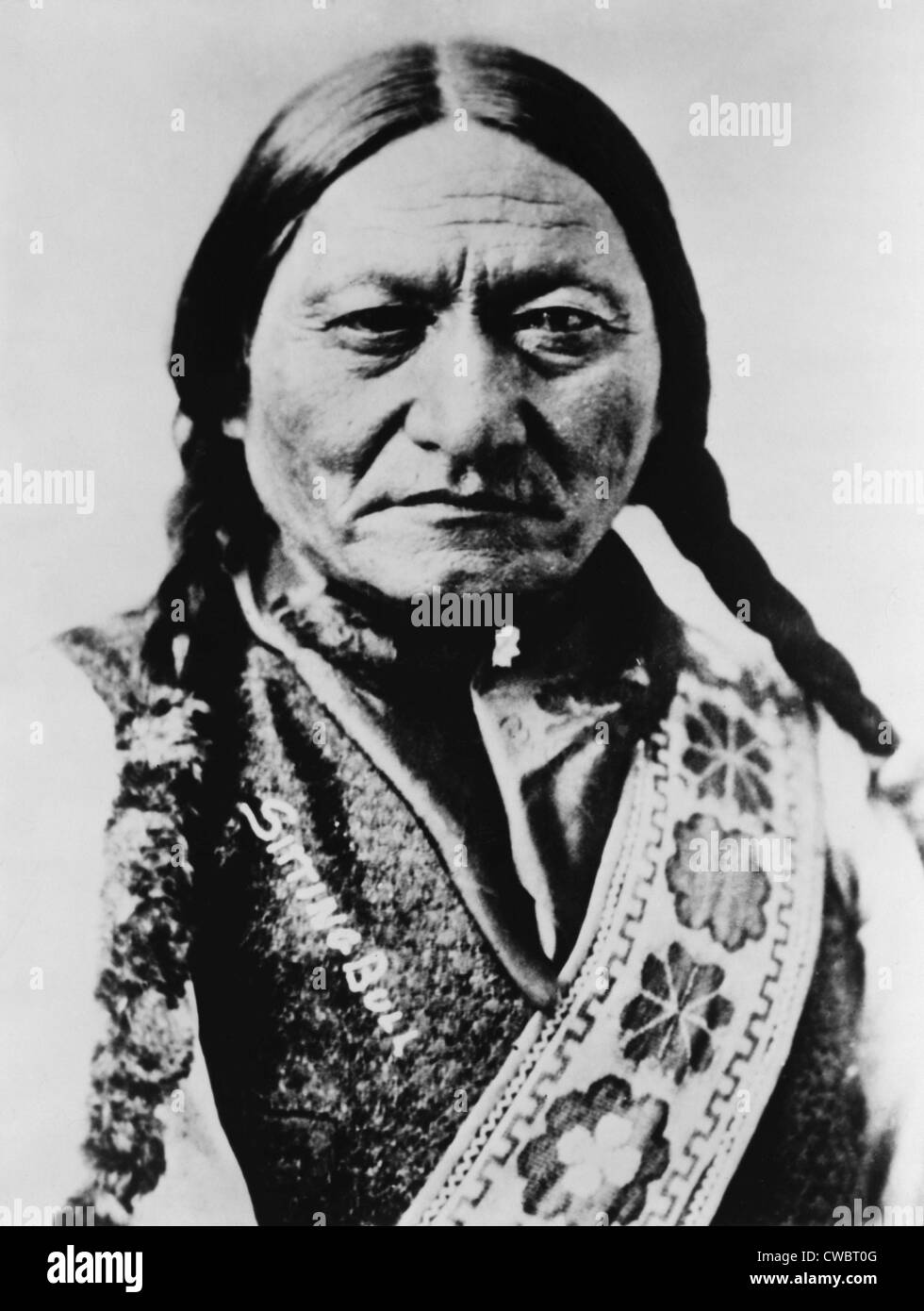 Bull (1831-1890)-Lakota-Sioux in 1885 Porträt während seiner Jahre als Tänzerin in Buffalo Bills Wild West Show sitzen. Stockfoto