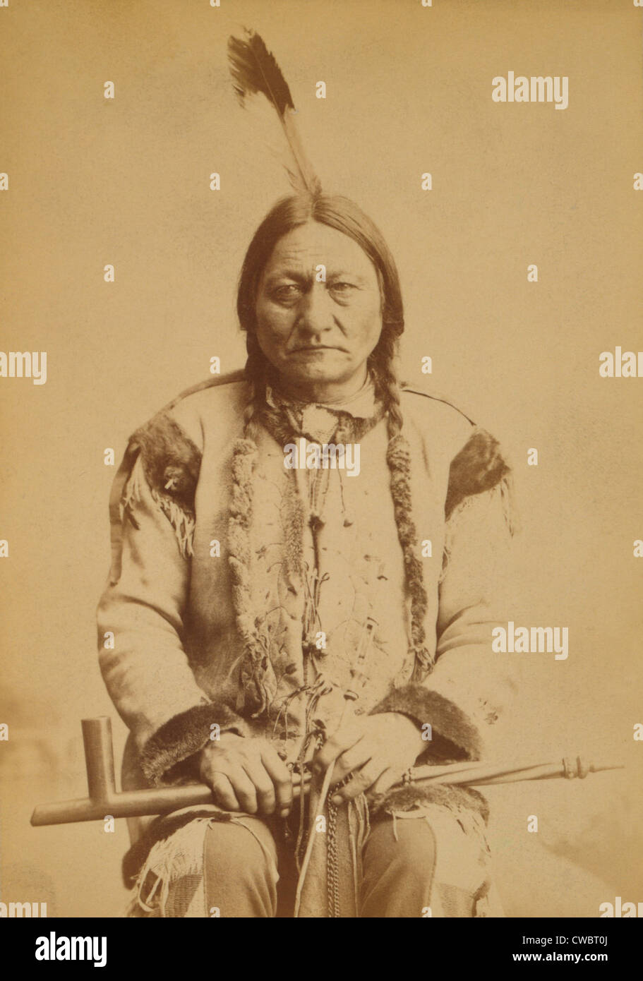 Sitting Bull (1831-1890)-Lakota-Sioux halten Calumet zeremonielle Rohr token Frieden 1884. Stockfoto