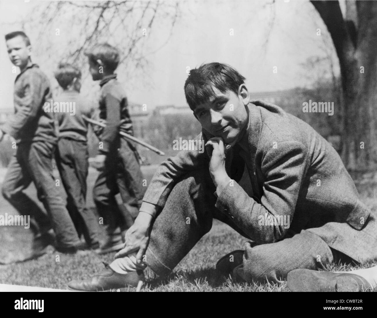 John Collier Jr. (geb. 1913), US-amerikanischer Fotograf mit der Farm Security Administration, sitzend auf Rasen mit jungen in der Stockfoto