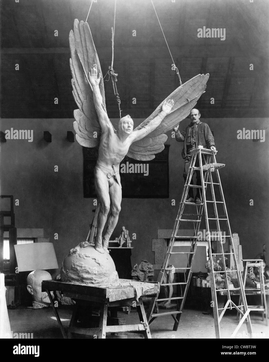 Bildhauer Gutzon Borglum (1871-1941), stehend auf Leiter, neben seiner Skulptur STATUE ein Pilot, ein Denkmal für James R. Stockfoto