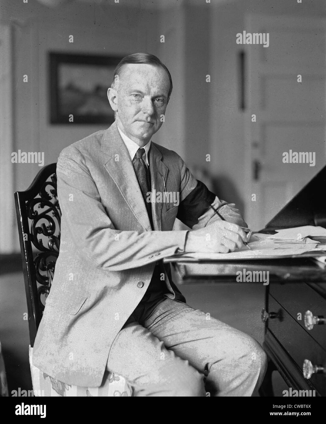 Präsident Calvin Coolidge (1872-33), trägt eine schwarze Trauer-Armbinde, zwei Tage nach dem plötzlichen Tod von Präsident Warren Stockfoto