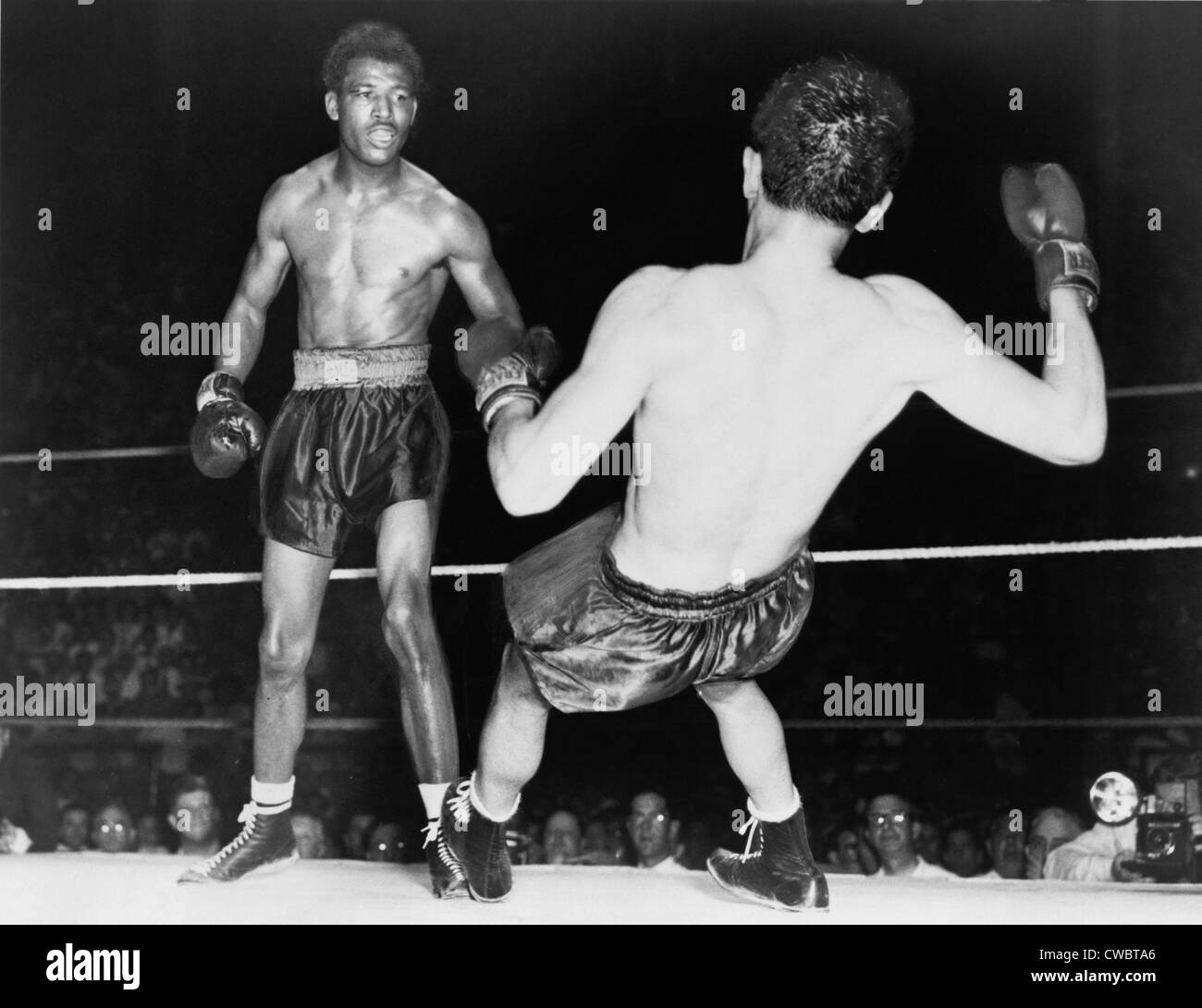 Sugar Ray Robinson (1921-1989) beobachtete Jimmy Doyle fallen rückwärts nach Erhalt einen KO-Schlag. Doyle starb später an Stockfoto