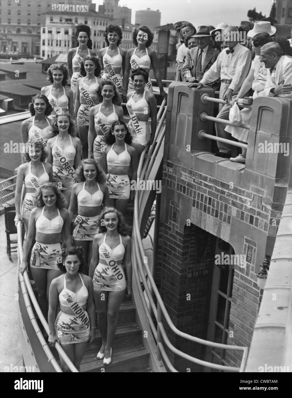 Miss America Teilnehmer, zweiteilige Badeanzüge, posiert auf Schritte eines Gebäudes in Atlantic City, New Jersey, 1947. Stockfoto