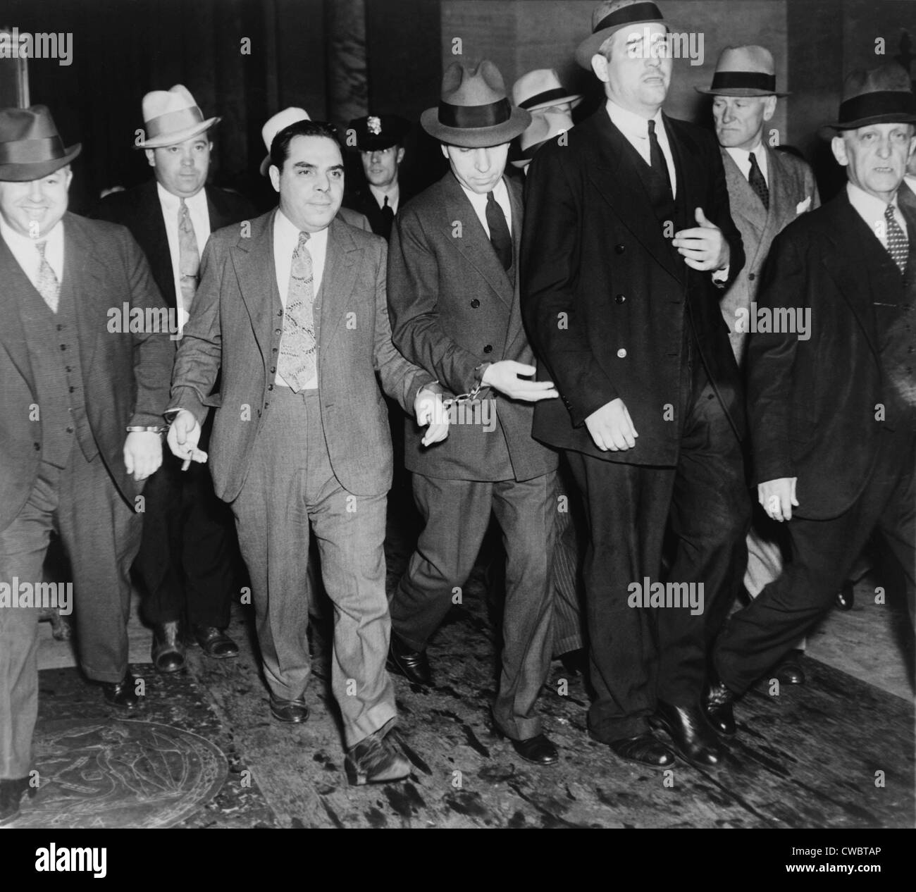 Charles "Lucky" Luciano (in Mitte mit Kopf nach unten), zwei Stellvertretern, New York Supreme Court verlassen, nachdem er gefesselt Stockfoto