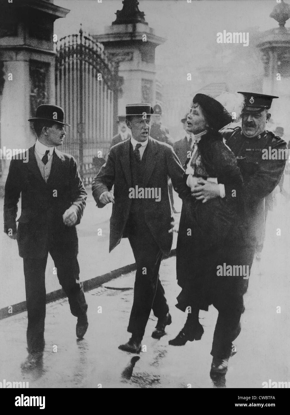 Britische Suffragette Emmeline Pankhurst verhaftet und von einem Polizisten weggetragen, für führende Frauenrechtlerinnen Versuche, eine Stockfoto