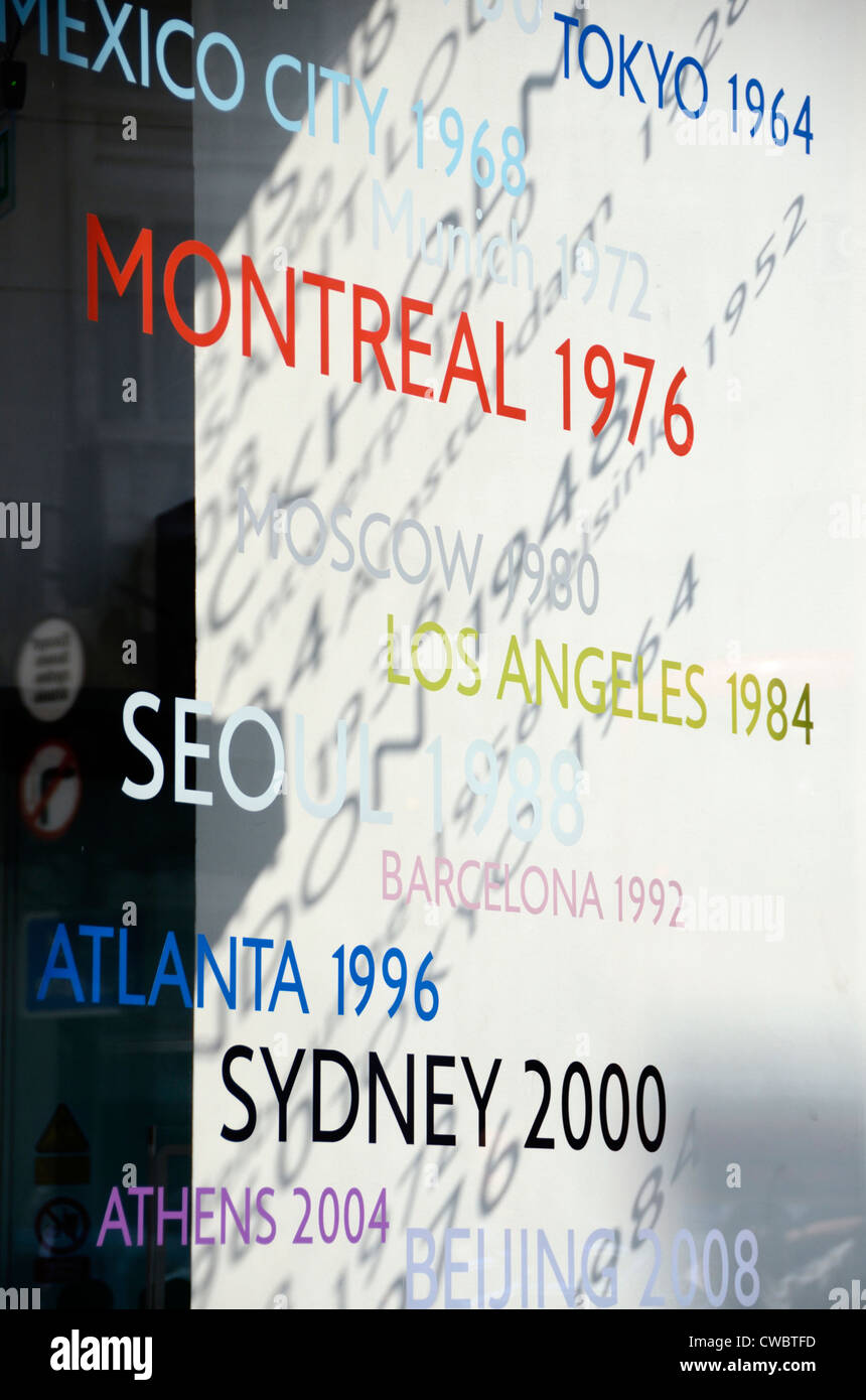 Die Namen der Städte, die die Olympischen Spiele in einem Schaufenster in Oxford Street, London, UK gehostet haben Stockfoto