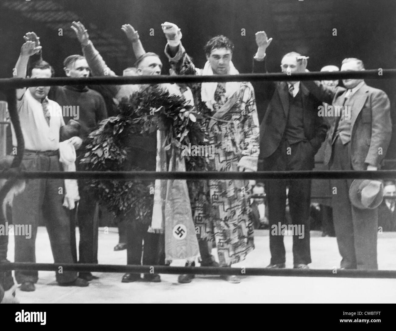 Max Schmeling, mit Begleitern, den Hitlergruß zu geben, nach seinem Sieg über Steve Hamas in Hamburg, Deutschland, 10. März 1935. Stockfoto