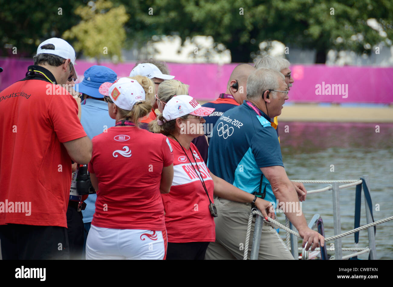 Die Trainer und anderen Mitarbeitern ein London 2012 Olympischen Schwimmwettbewerb im Hyde Park Stockfoto