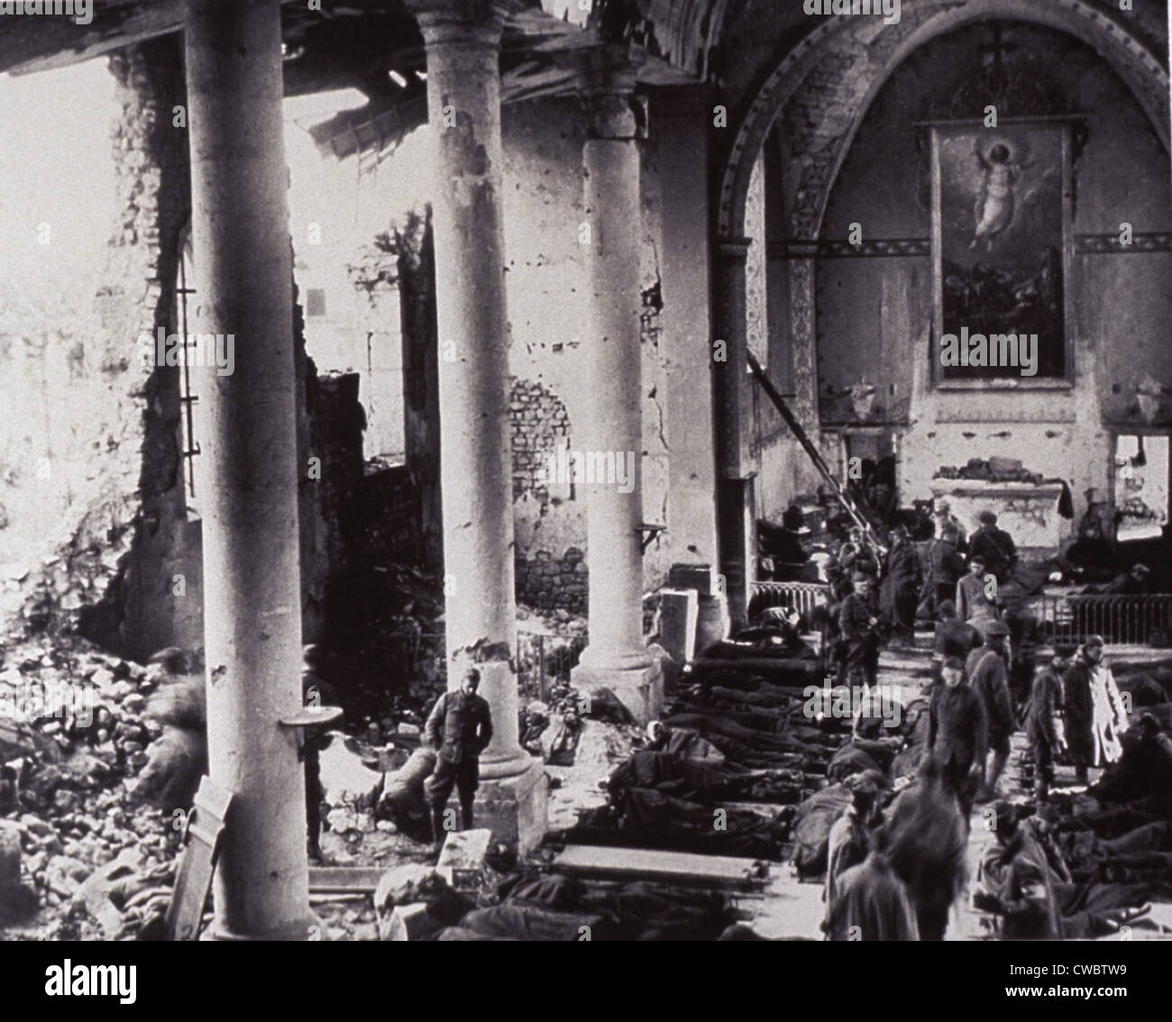 Eine erste-Hilfe-Station in einer ausgebombten Kirche, an der Westfront im Weltkrieg U.S. Soldaten lag auf Bahren auf dem Boden. Stockfoto