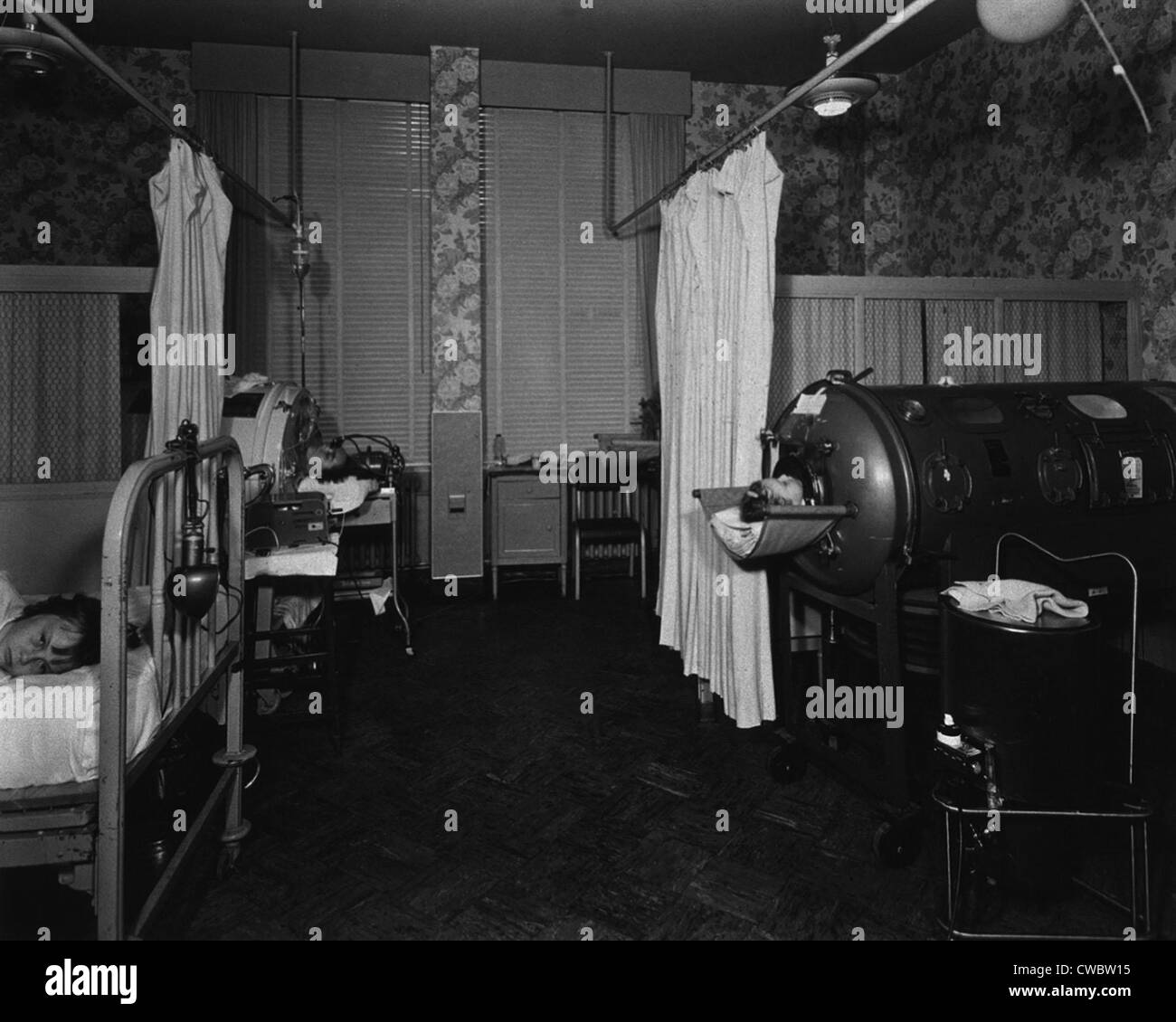 Polio-Patienten in einer Krankenstation mit zwei besetzten Eisernen Lungen. Salt Lake City, 1949. Stockfoto