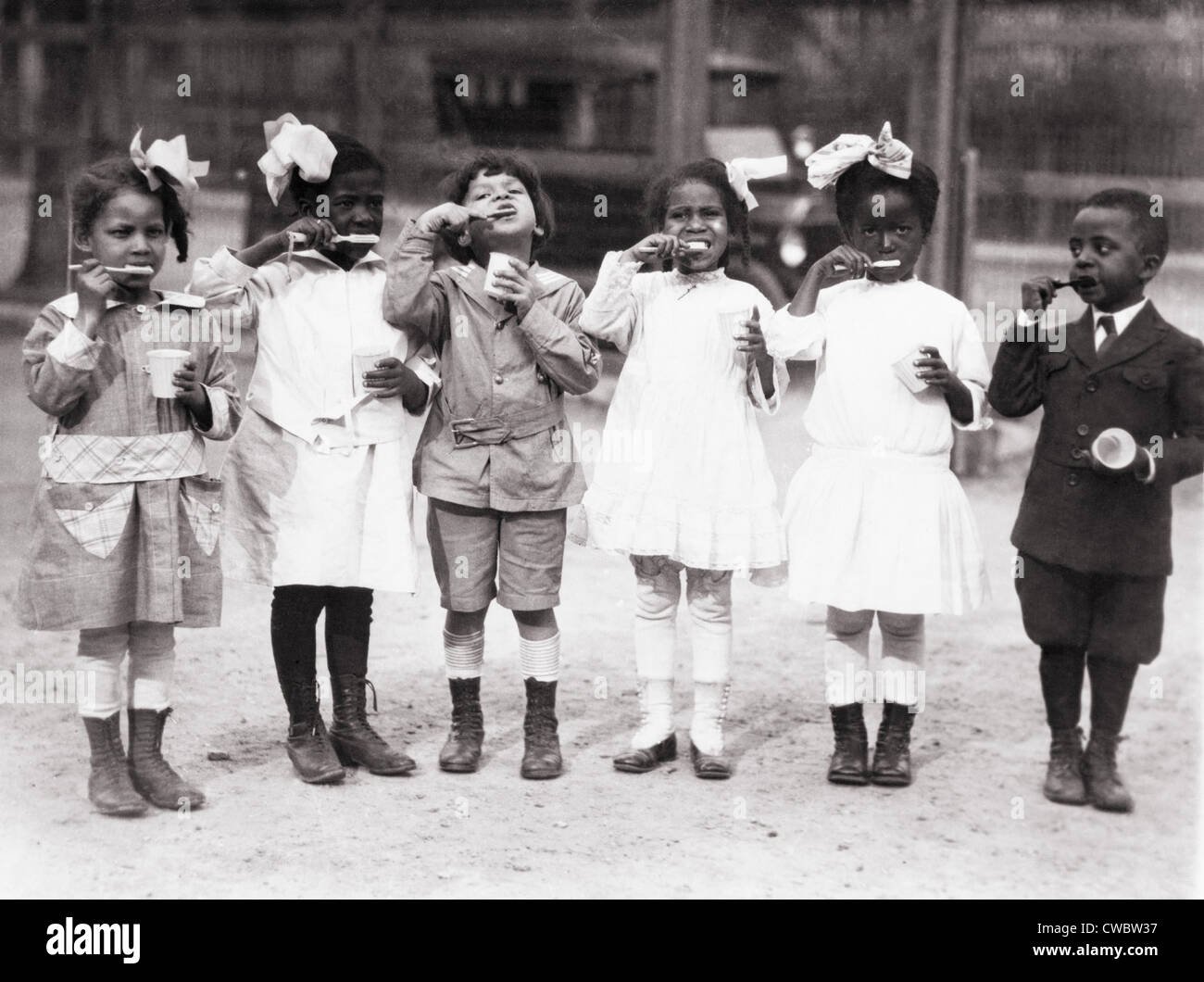 African American Erstklässler lernen, ihre Zähne putzen an Miner Normal School in der Nähe von Washington, D.C. ca. 1910. Stockfoto