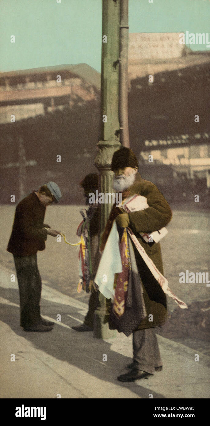 Zwei jüdische Hausierer Bindungen auf der Straße, wahrscheinlich New York zu verkaufen. Ca. 1902. Stockfoto