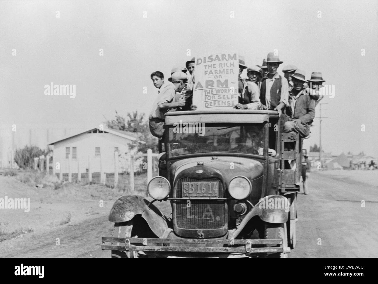Mexikanisch-amerikanischen Arbeiter streiken in Kalifornien im Jahr 1933. Ihre Zeichen liest, "die reichen Bauern zu entwaffnen oder bewaffnen die Arbeiter für Stockfoto