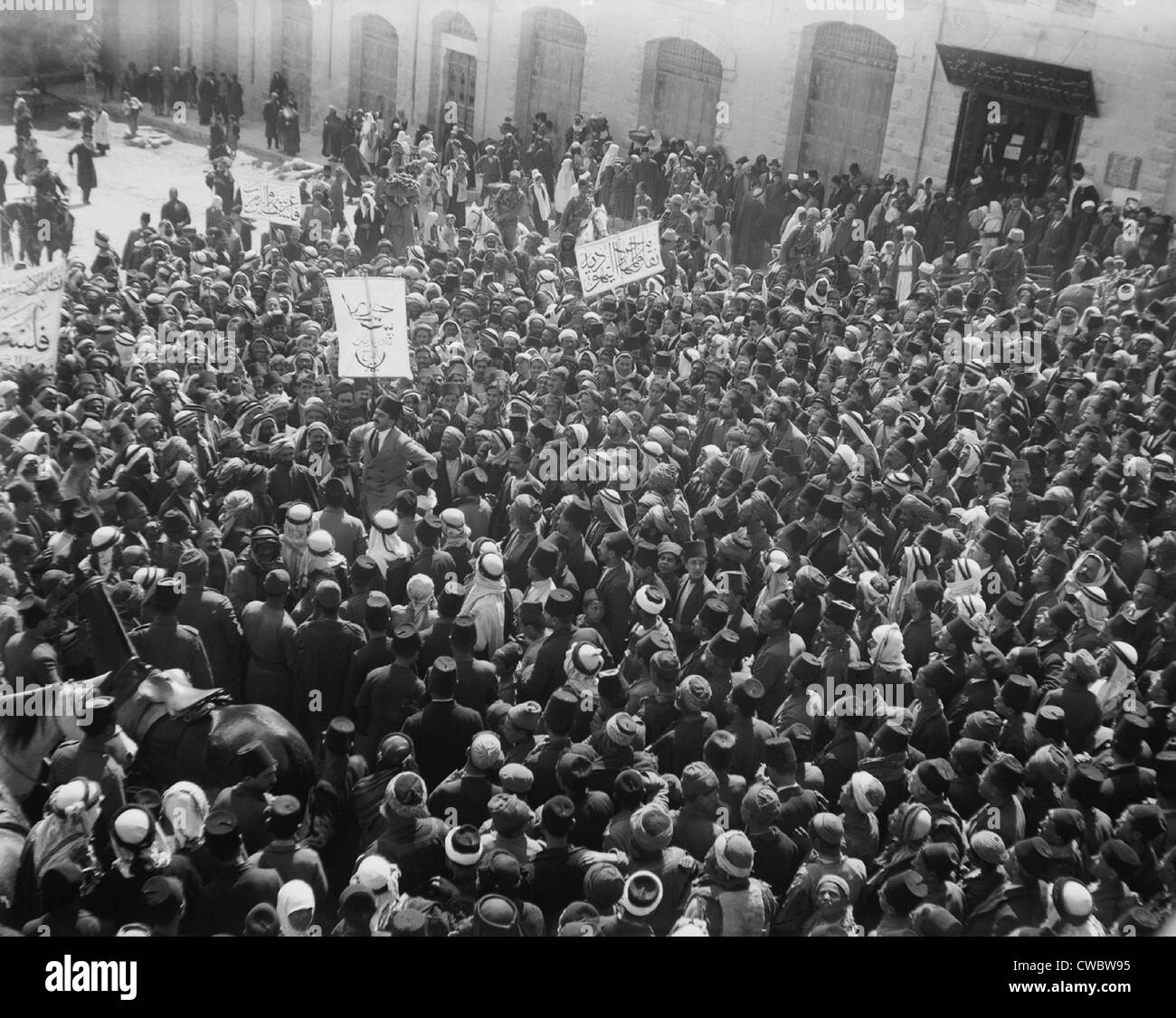 Arabischen Anti-Zionist Demonstration ist außerhalb das Damaskustor in Jerusalem.  Jüdische Volk beobachten Demonstration in der Nähe der Tür. Stockfoto