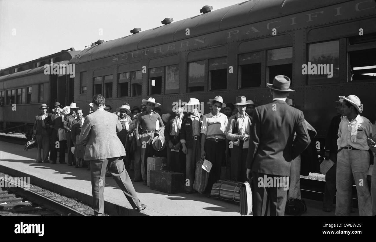 Mexikanische landwirtschaftliche Arbeiter, die Ankunft in Stockton, Kalifornien, im Mai 1943 von Rüben ernten. Während des Krieges Arbeitskräftemangel wurden Stockfoto