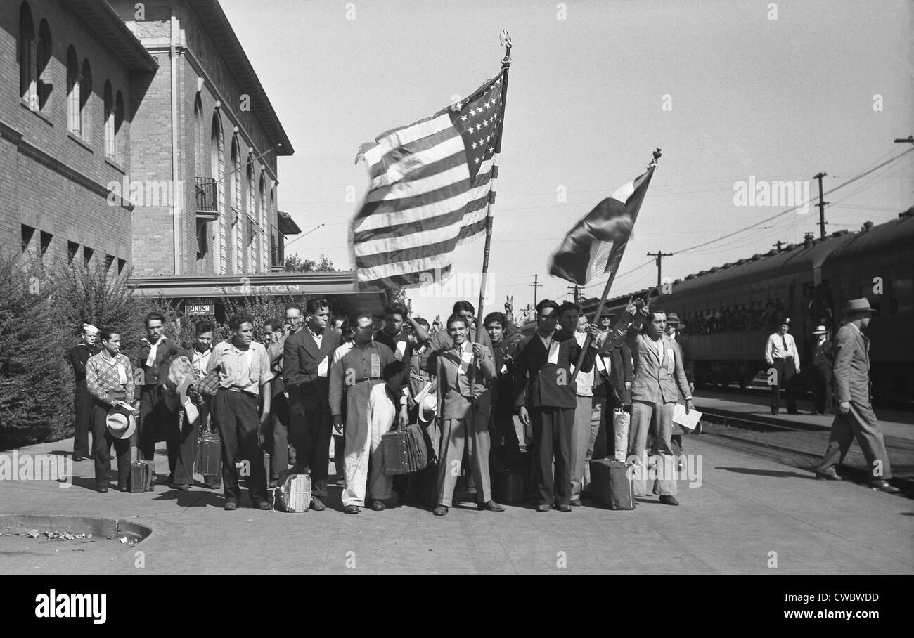 Mexikanische landwirtschaftliche Arbeiter, Ankunft in Stockton, Kalifornien, Anzeige Flaggen der Vereinigten Staaten und Mexiko.  Die waren Stockfoto