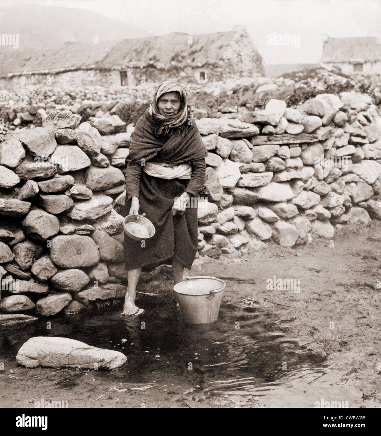 Einheimische Frau von Kiel, einem verarmten Dorf von Achill Island, Westküste Irlands, ca. 1903. Stockfoto