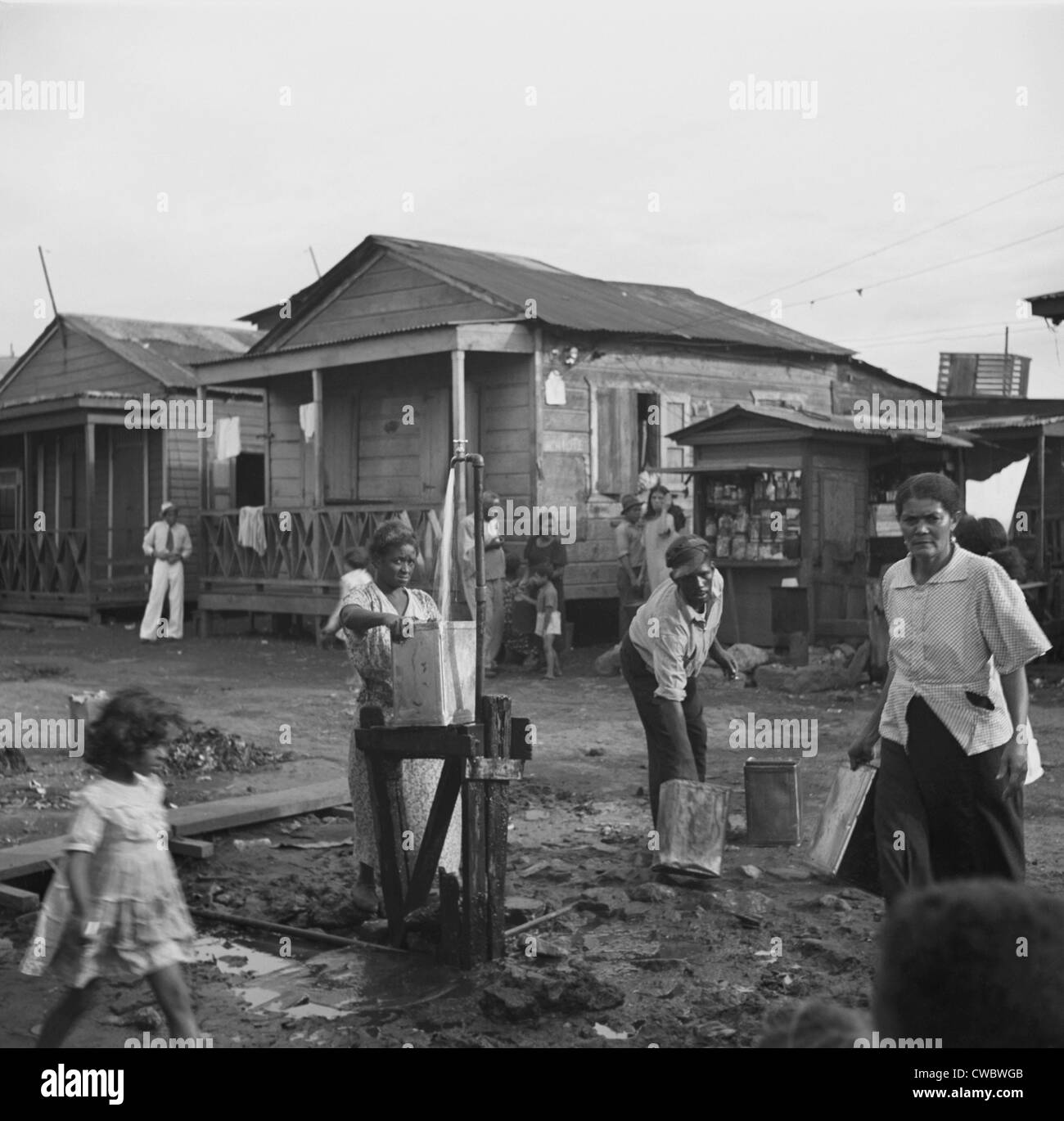 Eine Pumpe ist die Wasserversorgung der Gemeinde im Arbeiterviertel von Porta de Tierra, Teil von San Juan, Puerto Rico. Januar 1938 Stockfoto
