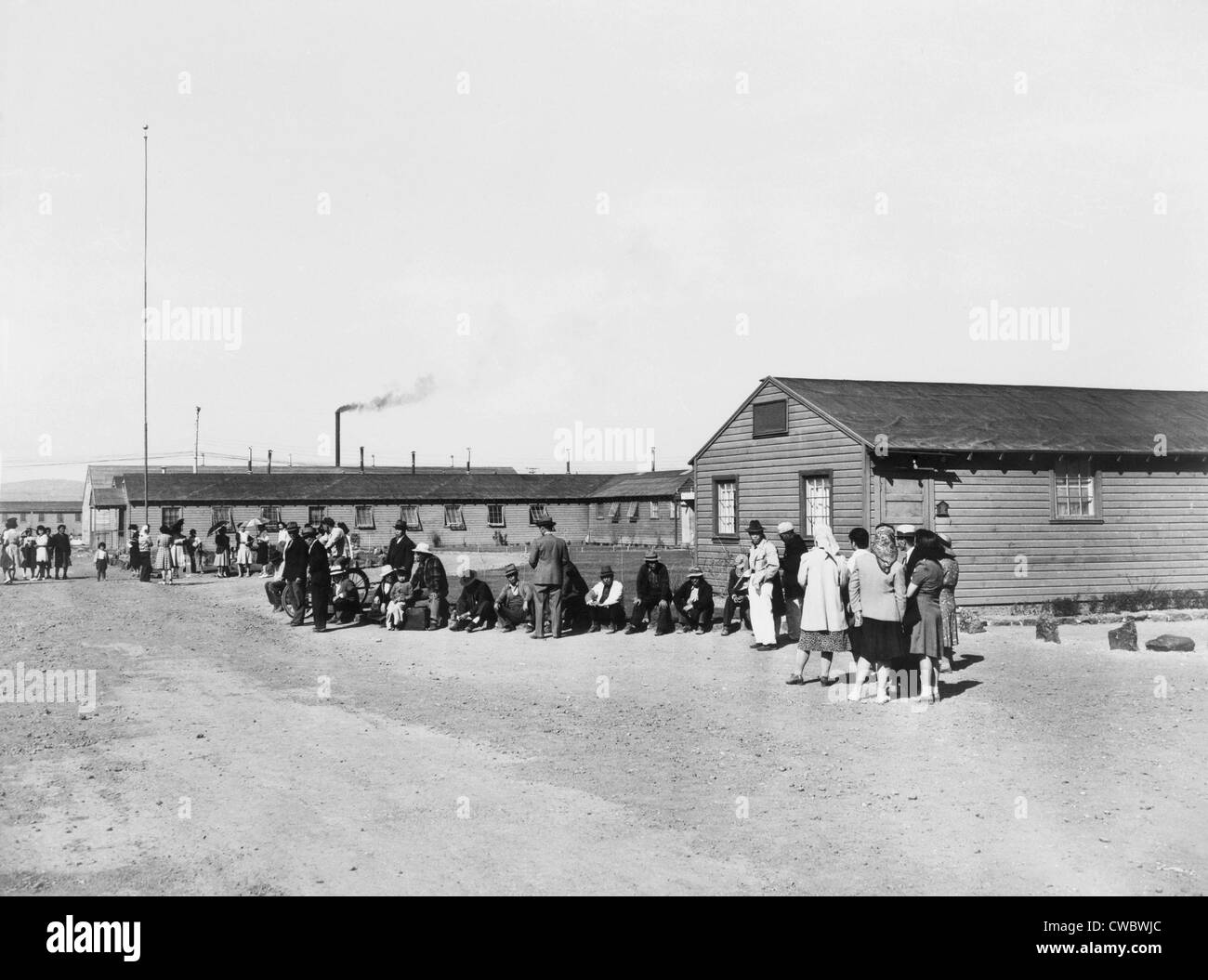 Japanische Amerikaner inmitten der Teerpappe Kaserne des Tule See Relocation Center in Newell, Kalifornien. Diese düstere Lager war Stockfoto