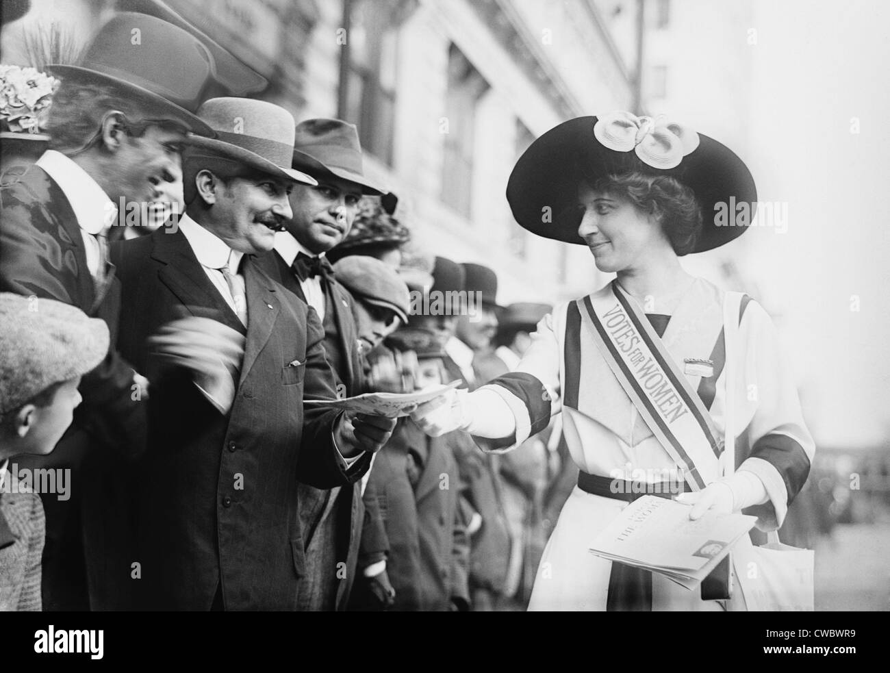 Inez Milholland (1886-1916), feministische Papiere an Umstehende auf Suffragette Parade in New York City zu verkaufen. Ca.1913-16. Julia Stockfoto