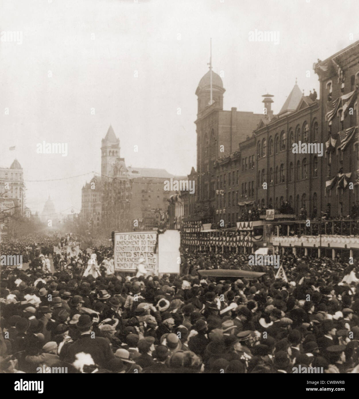 Ungeordnete Menge bei der Suffragetten-Parade in Washington, D.C., am Vortag Woodrow Wilsons erste Einweihung.  Paradieren Stockfoto
