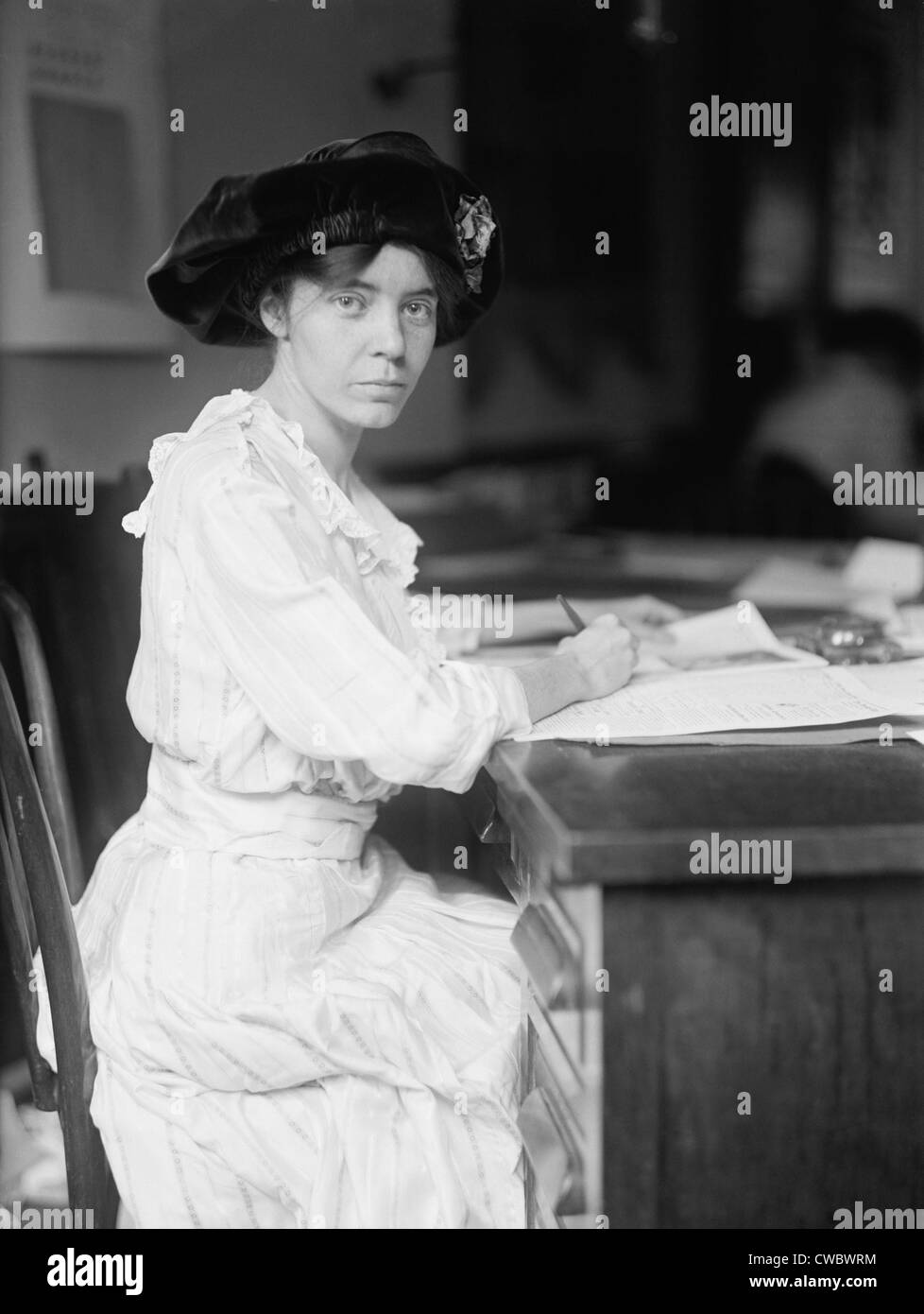 Alice Paul (1885 – 1977), militante Führer der amerikanischen Suffragette und Feministin an ihrem Schreibtisch im Jahre 1915. Sie wurde dreimal in gefangengesetzt. Stockfoto