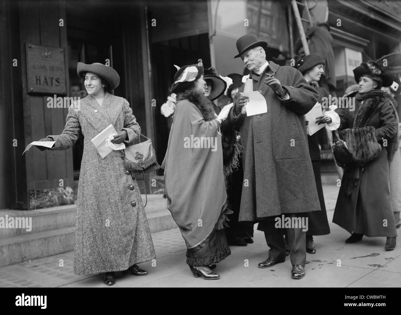 Lächelnde Frauen Suffragetten hand aus Literatur, die 1913-Parade in New York City zu werben. Stockfoto