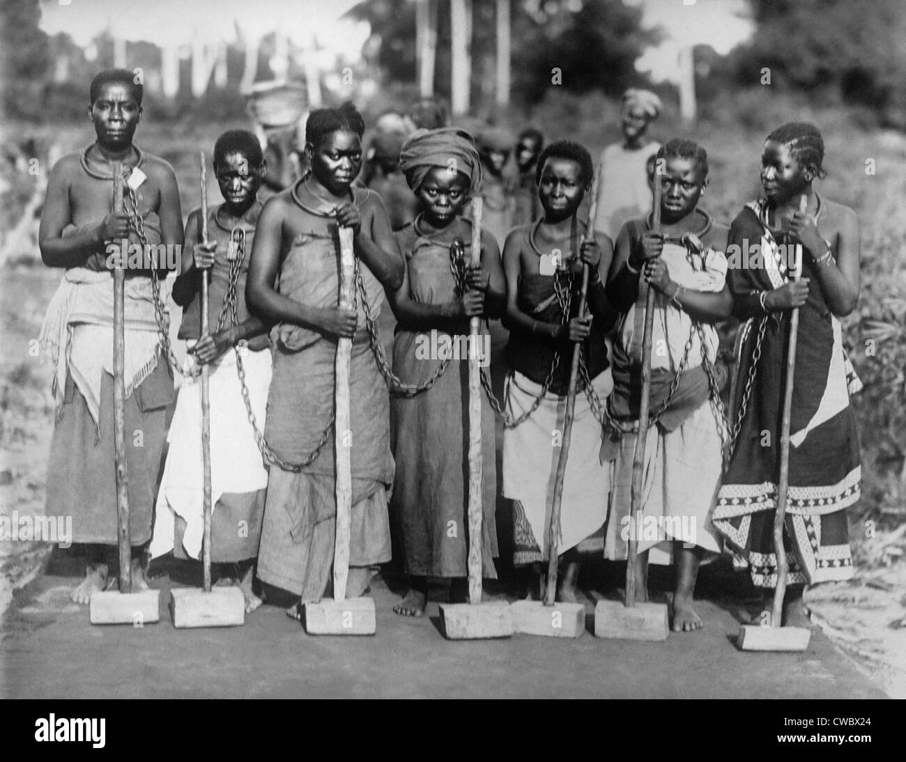 Frauen Sträflinge Arbeiten unterwegs während durch Halsringe in Tanganjika, Ost-Afrika ca. 1915 miteinander verkettet. Stockfoto