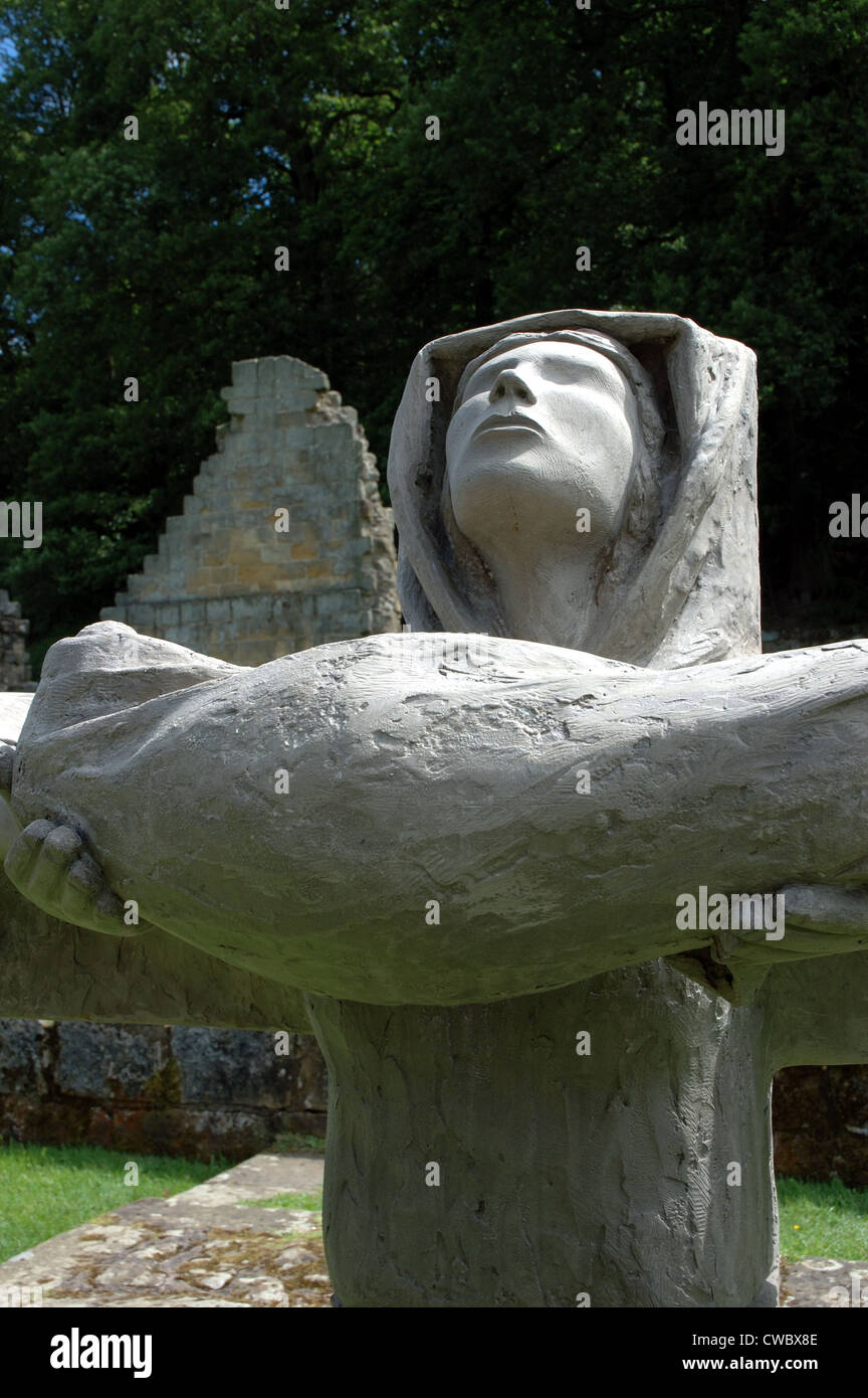 Madonna des Kreuzes Skulptur am Mount Grace Priory, Northallerton, North Yorkshire, UK Stockfoto
